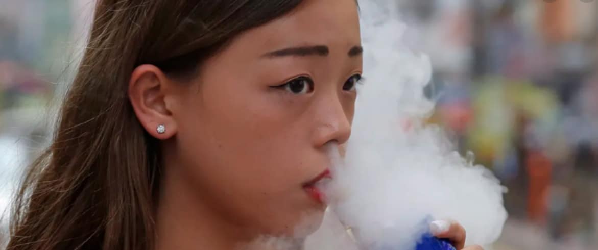 teenaged girl vaping