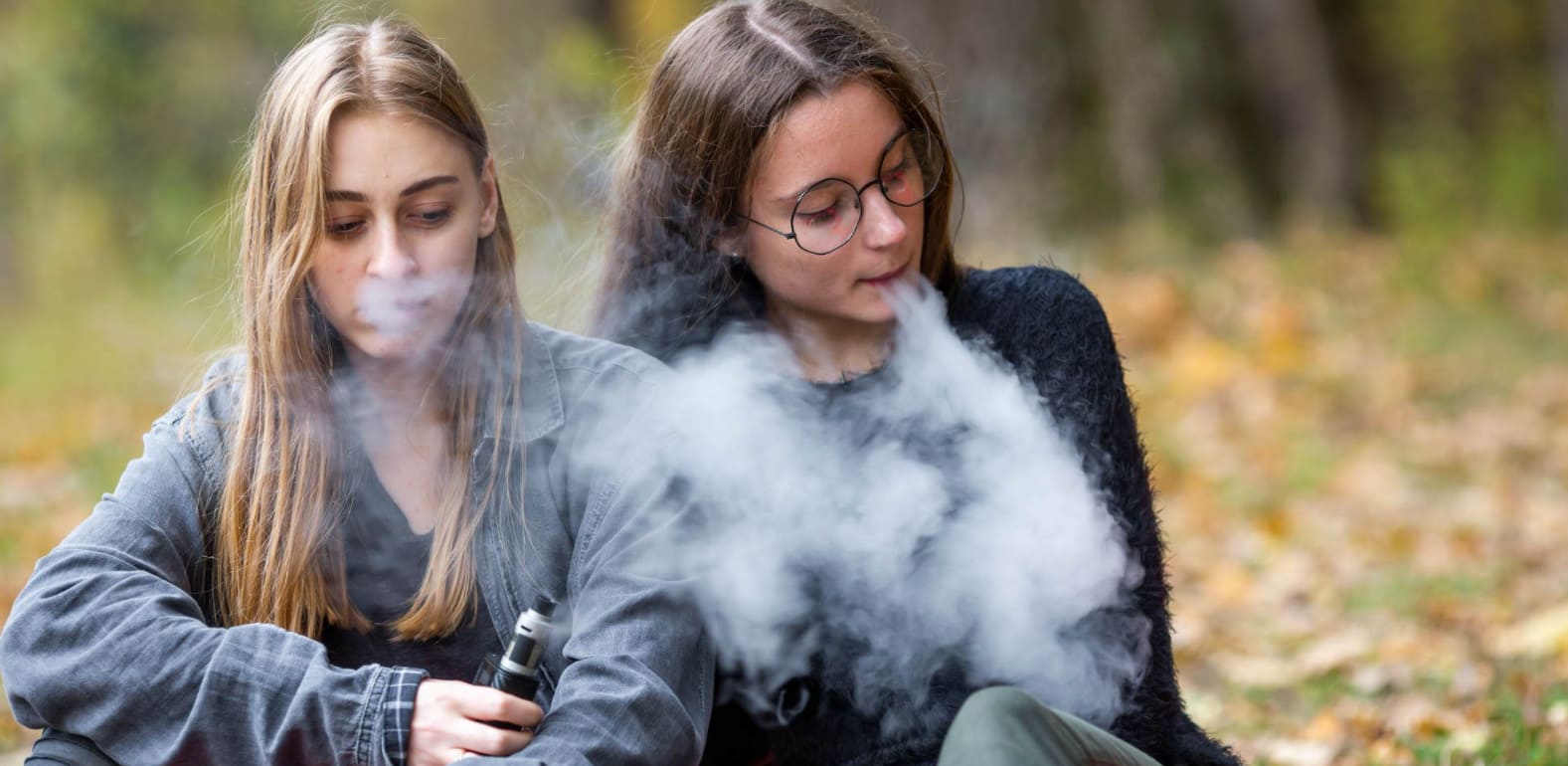 two young women vaping